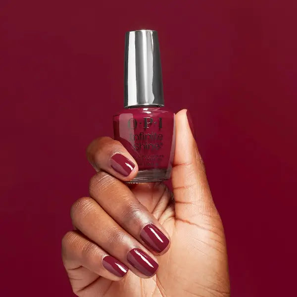 O.P.I Infinite Shine Malaga Wine, aangebracht op de hand in een diepe wijnrode tint. Puur Diana Shop Nuenen