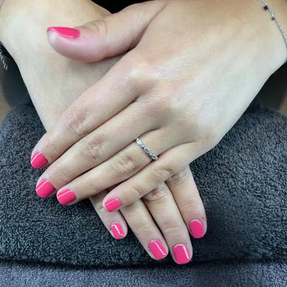 O.P.I Infinite Shine Strawberry Margarita, aangebracht op de handen met ring en armband als accessoires. Puur Diana Shop Nuenen