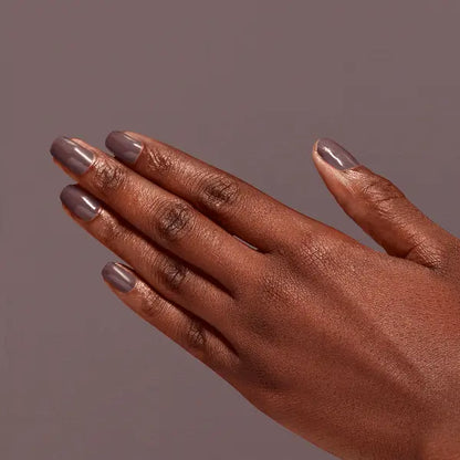 O.P.I Infinite Shine You Don't Know Jacques!, close-up van de hand met de taupe nagellak. Puur Diana Shop Nuenen