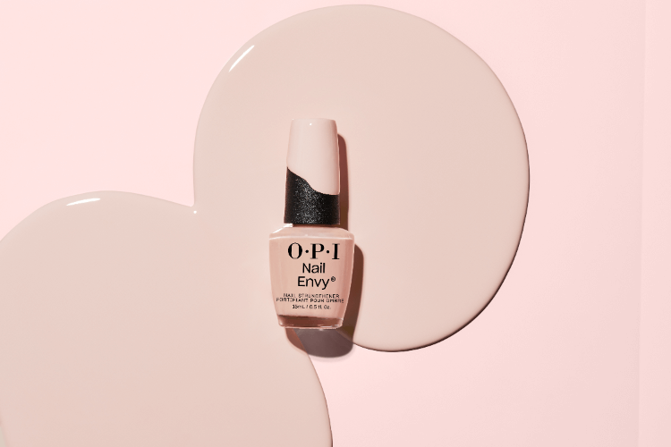 O.P.I. Nail Envy Bubble Bath, close-up van de nagellak in een zachte roze tint. Puur Diana Shop Nuenen