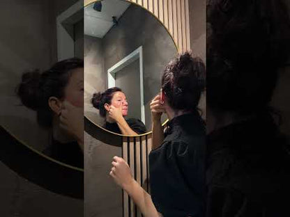 Hyatoxine scincare aanbrengen op het gezicht en hals 