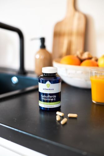 Vitakruid Gebufferde Vitamine C 90 capsules, sfeerfoto van het voedingssupplement. Puur Diana Shop Nuenen