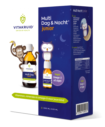 Vitakruid Multi Dag & Nacht Junior, een voedingssupplement met multivitaminen en omega-3 speciaal voor kinderen. Op de foto de flesjes met natuurlijke ingrediënten. Puur Diana Shop Nuenen