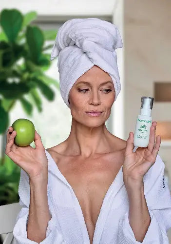 vrouw met hannah Cleansing Oil voor gezichtsreiniging en een schone huid